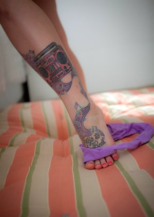 Pink Velvet Vault are proud to present you with a free pics featuring Lynn Pops unveiling nice body